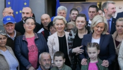 Von der Leyen uručila ključeve novih stanova za 27 porodica