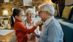 Ovih šest toksičnih fraza bi bake i djedovi trebali prestati govoriti svojim unucima