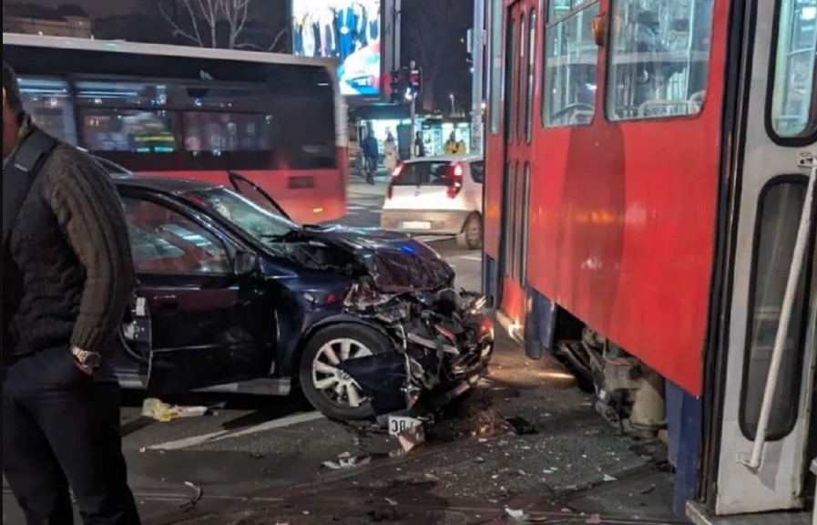 Automobil u Beogradu se zakucao u tramvaj, dijelovi vozila ostali svuda po putu