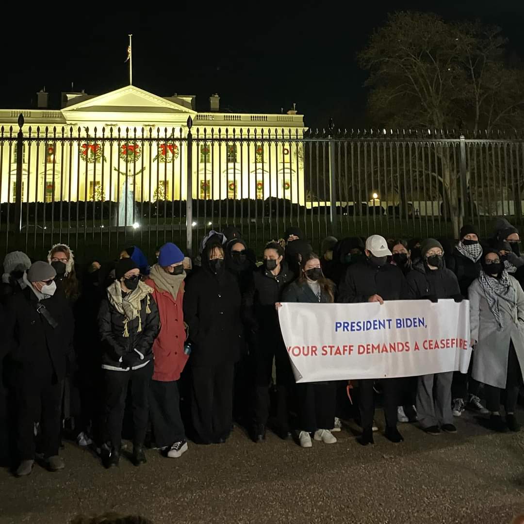 Osoblje Bidenove administracije okupilo se ispred Bijele kuće tražeći prekid vatre u Gazi