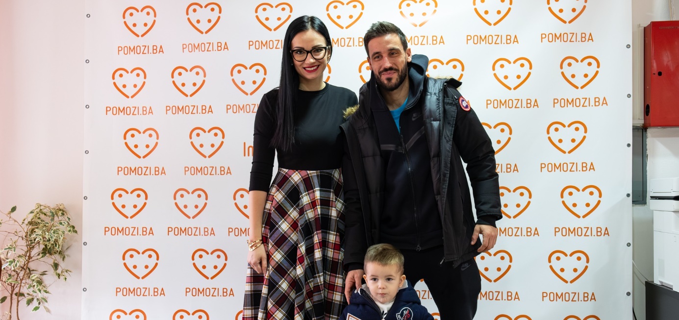 Damir Džumhur u pratnji sina Luke donirao novac za ljude u potrebi