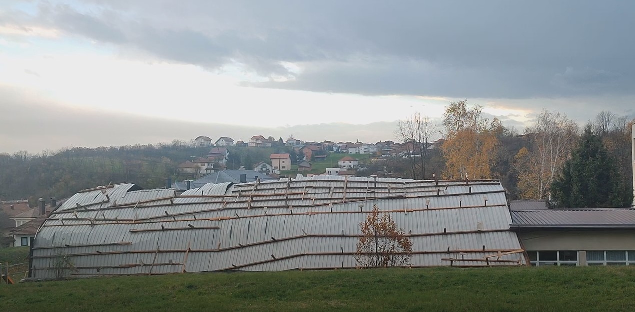 Vjetar digao krov sa fiskulturne sale u Gradačcu