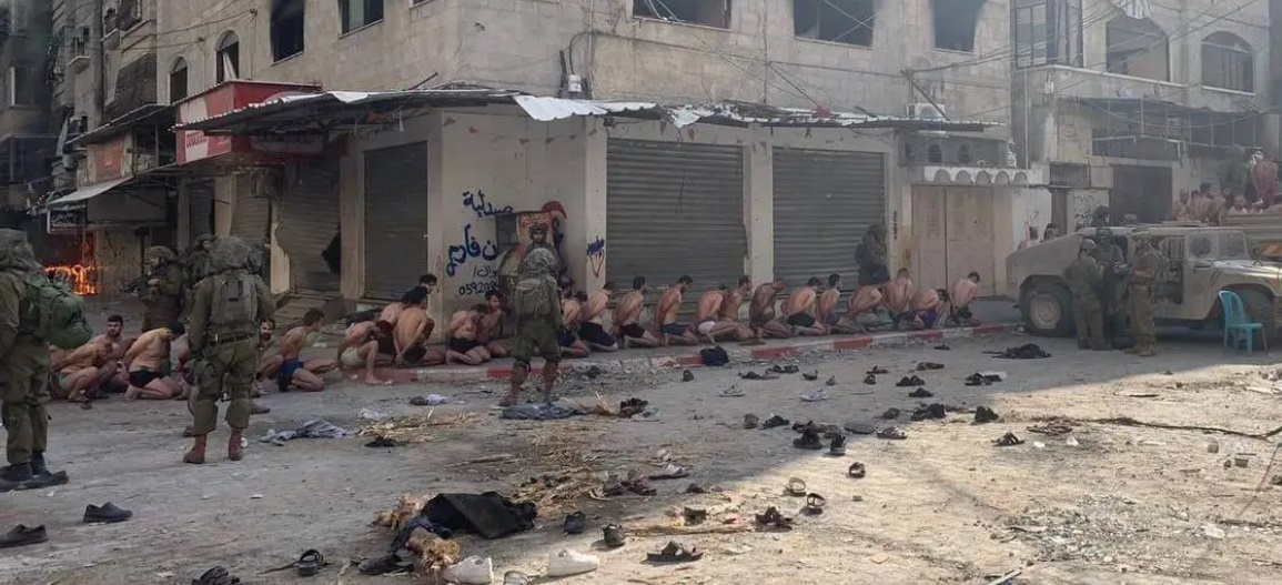 Užasni snimci iz Palestine: Izraelska vojska uhapsila muškarce i postrojila ih bez odjeće na ulici