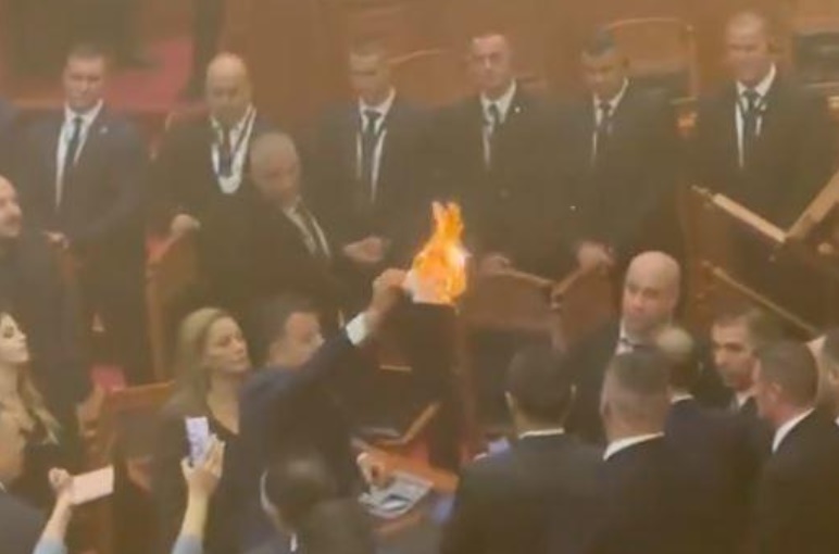Novi haos u Albaniji: Poslanik pokušao zapaliti parlament