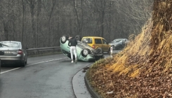 Saobraćajana nesreća u tuzlanskom naselju Krojčica, automobil završio na krovu