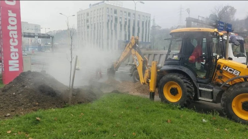 Tuzla: Pukla cijev Centralnog grijanja, u toku radovi na sanaciji