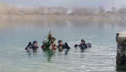 Ronioci potopili okićeni bor u Mostarsko jezero