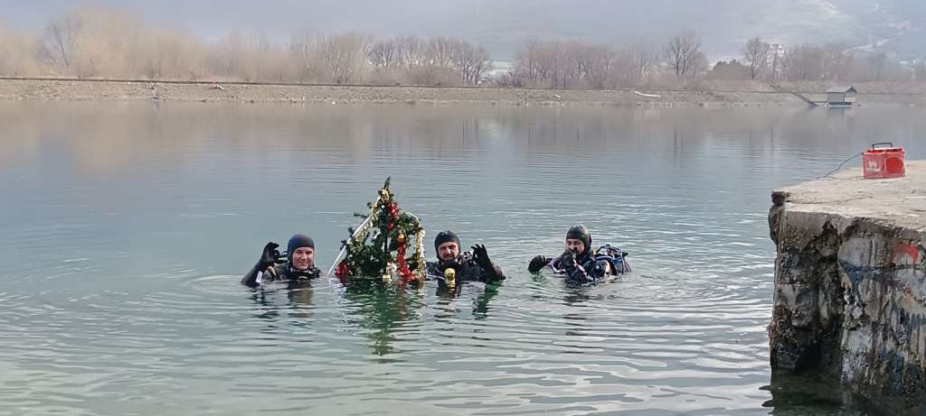 Ronioci potopili okićeni bor u Mostarsko jezero