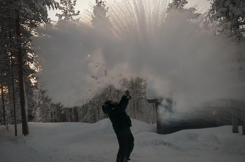 Hladnoće u Finskoj: Kipuća voda se pretvara u ledeni oblak