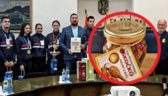 Načelnik u Srbiji djeci poklonio med za potenciju