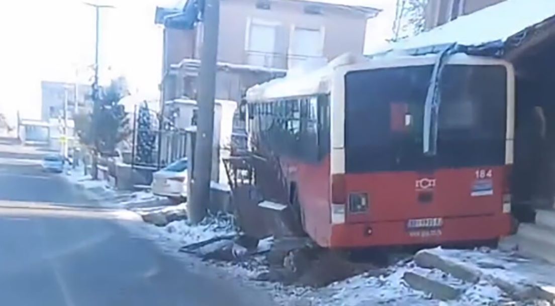 Nesreća u Beogradu: Gradski autobus uletio u dvorište kuće