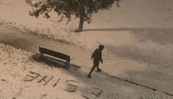 Emotivna poruka oca u snijegu ispred dječije bolnice u Beogradu rasplakala sve na internetu