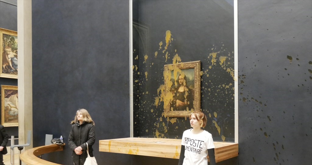 Demonstranti bacili supu na sliku Mona Lize u Louvreu