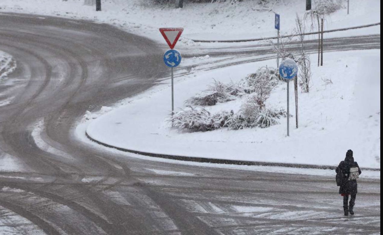 Kolovozi mokri i vlažni, u višim predjelima zaleđeni