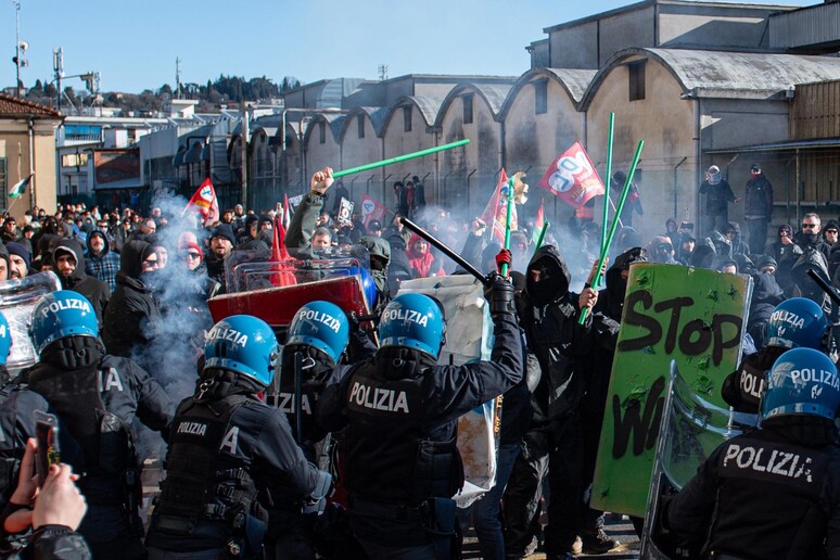 Sukob policije i demonstranata na sajmu nakita u Italiji