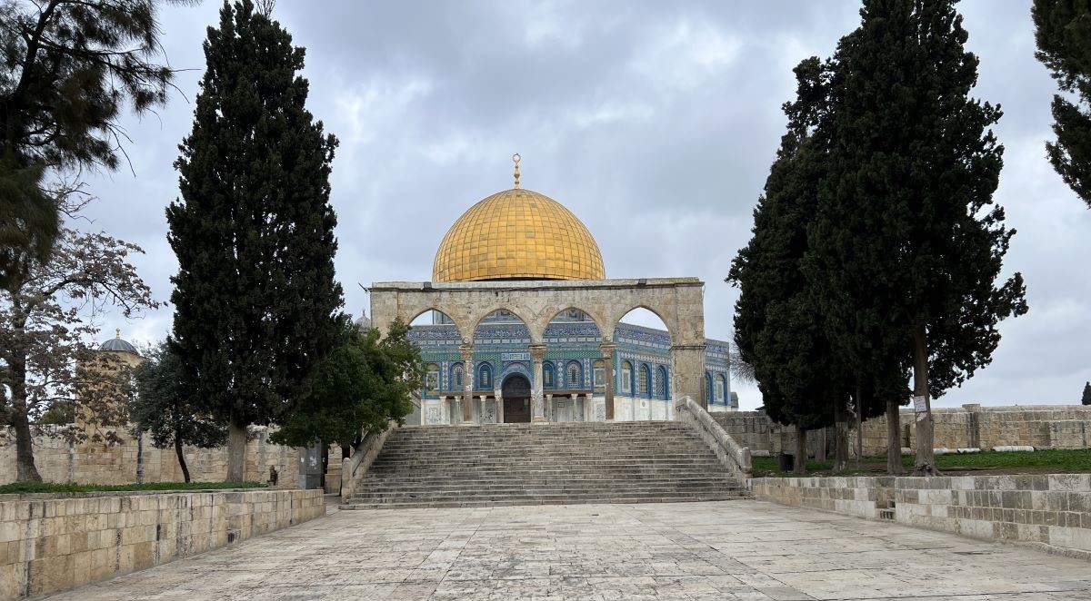 Uprkos izraelskim restrikcijama u Al-Aksi džuma-namaz klanjalo 30.000 vjernika