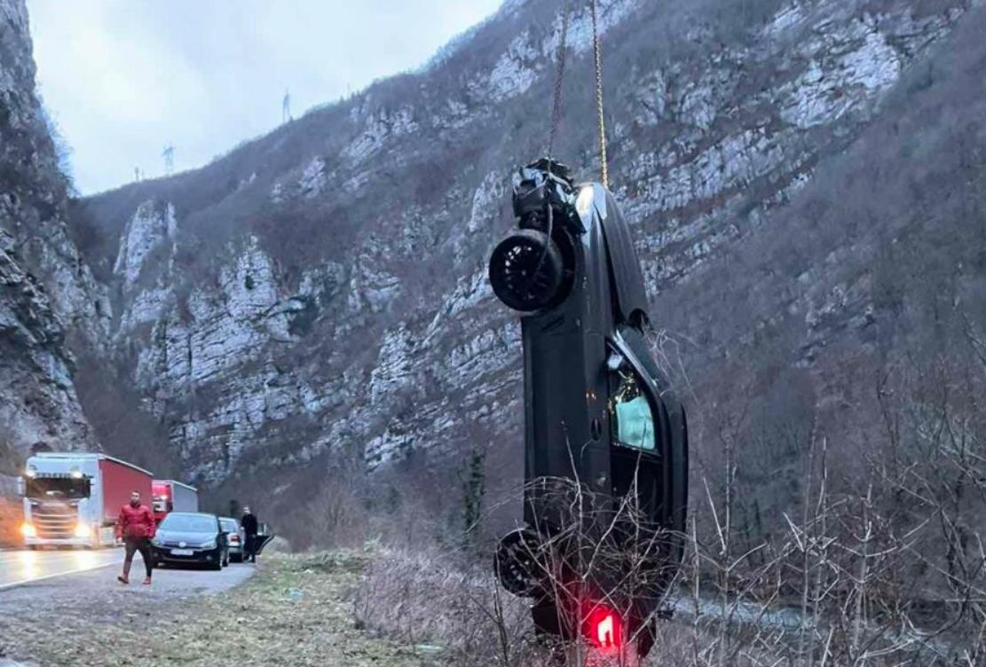 Bračni par sa troje djece sletio u Vrbas kod Jajca: Uspjeli se spasiti iz automobila