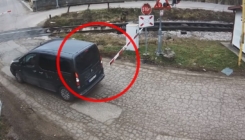 Objavljen snimak: Vozač polomio rampu na pružnom prijelazu Vrbanja