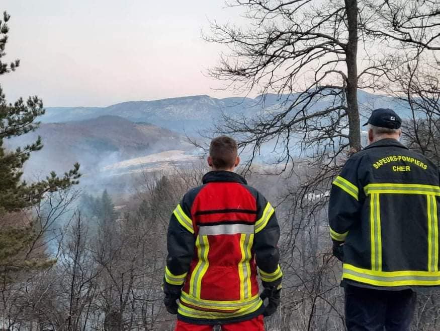 Požar bukti kod Kladnja, vatra zahvatila oko 30 hektara borove šume