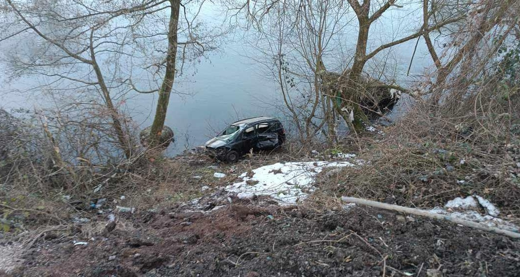 Nova nesreća na bh. cestama: Opelom pokosio pješaka pa vozilom sletio u korito rijeke