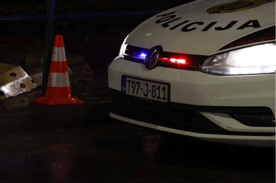 Potjera u BiH: Iz automatske puške zasuo vozilo, pa bježao policiji