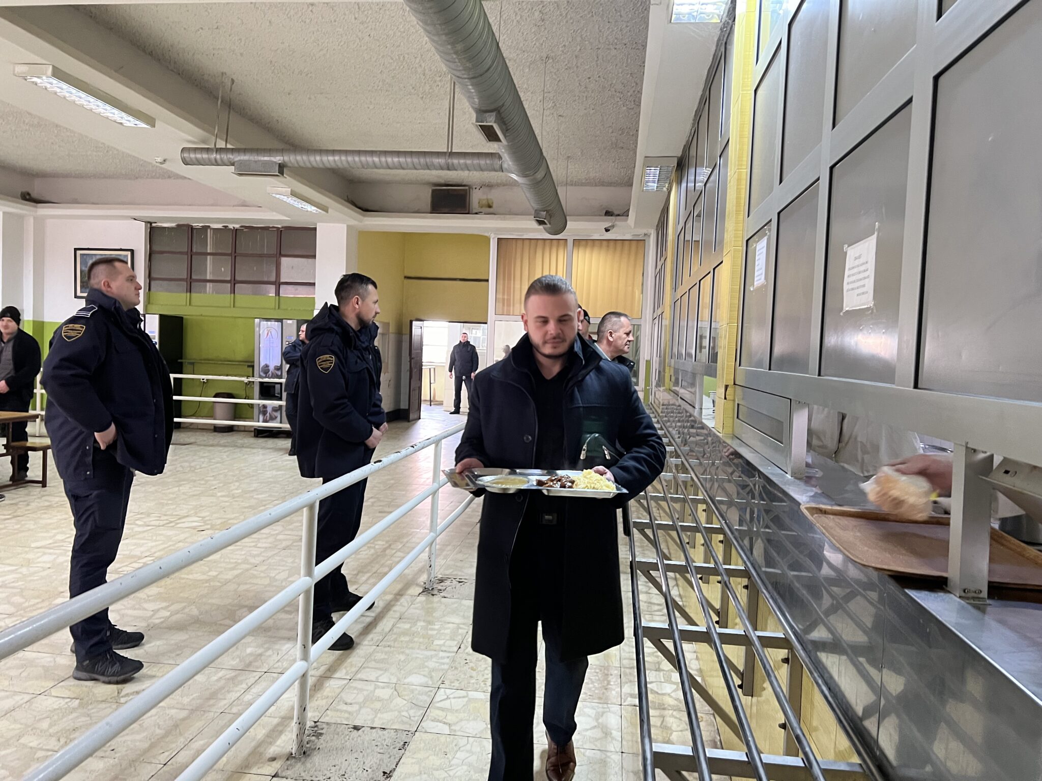 Rusmir Isak ručao sa zatvorenicima: Odlučio lično provjeriti kvalitetu hrane u KPZ Zenica