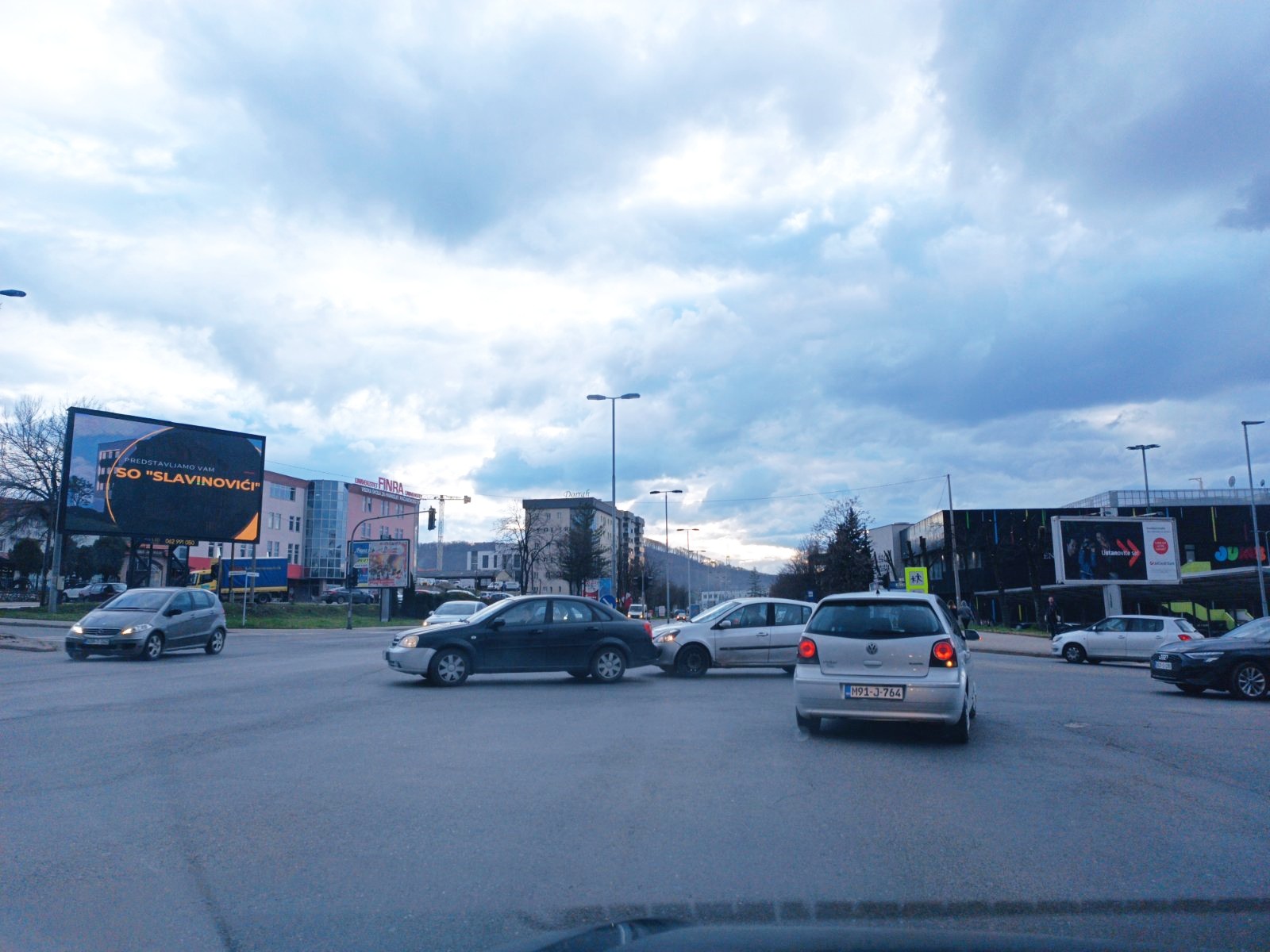 Saobraćajna nezgoda na raskrsnici kod BKC-a, stvorene veće gužve