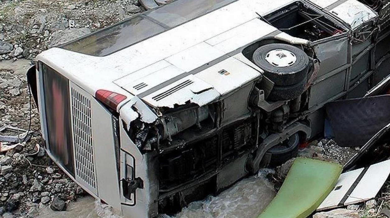 Nova nesreća u Njemačkoj: U prevrtanju autobusa 20 osoba povrijeđeno, jedna teže