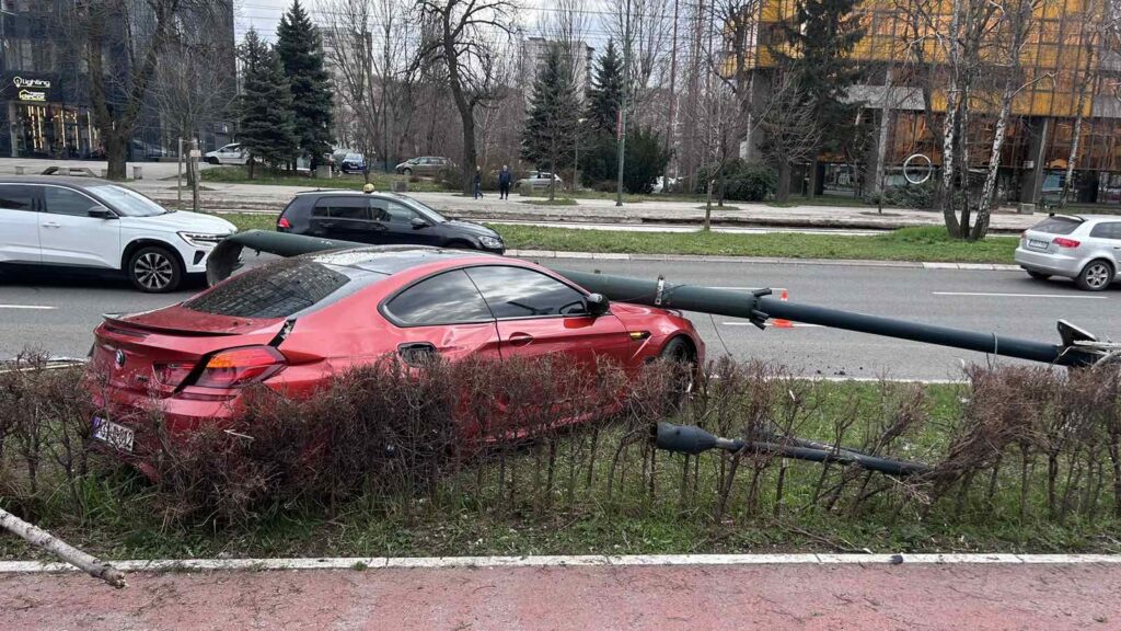 Objavljen snimak vožnje: Pogledajte kako je vozač slupao skupocjenog BMW-a u Sarajevu