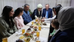 Erdogan sa suprugom Emine iftario kod turske porodice u Ankari