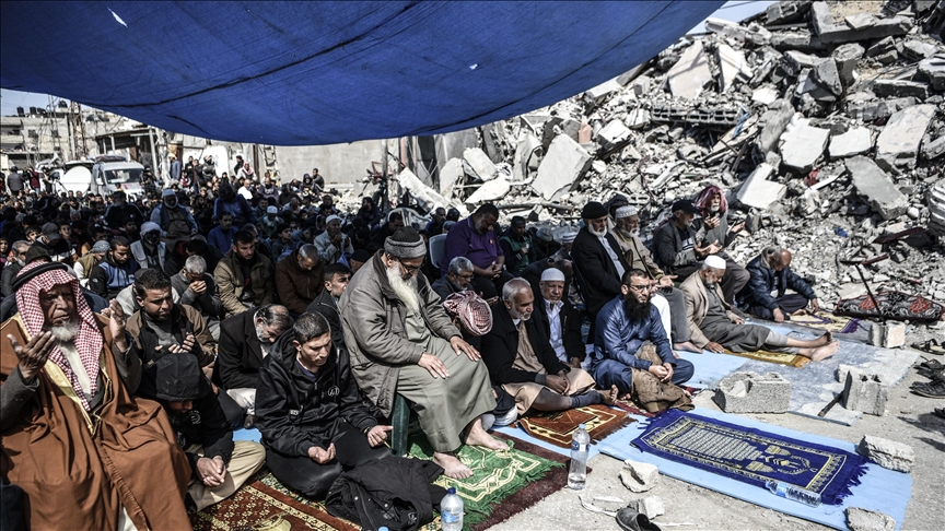 Ramazan u Gazi: Palestinci na ruševinama džamija obavljaju molitve
