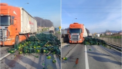 Nezgoda na petlji Šićki Brod: Iz teretnog vozila ispale boce gaziranih sokova