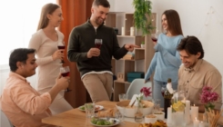 Stručnjaci bontona otkrivaju: Ovih 5 stvari nemojte raditi kada imate goste 