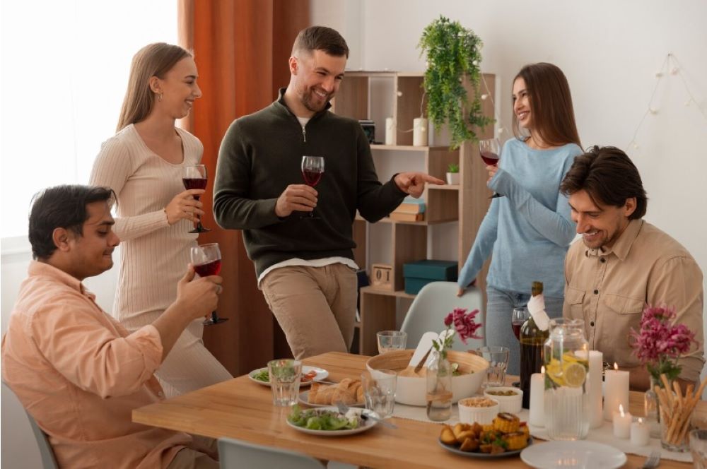 Stručnjaci bontona otkrivaju: Ovih 5 stvari nemojte raditi kada imate goste 