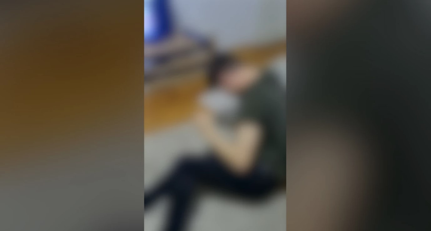 Stravičan snimak nasilja: Mladić brutalno pretučen u stanu