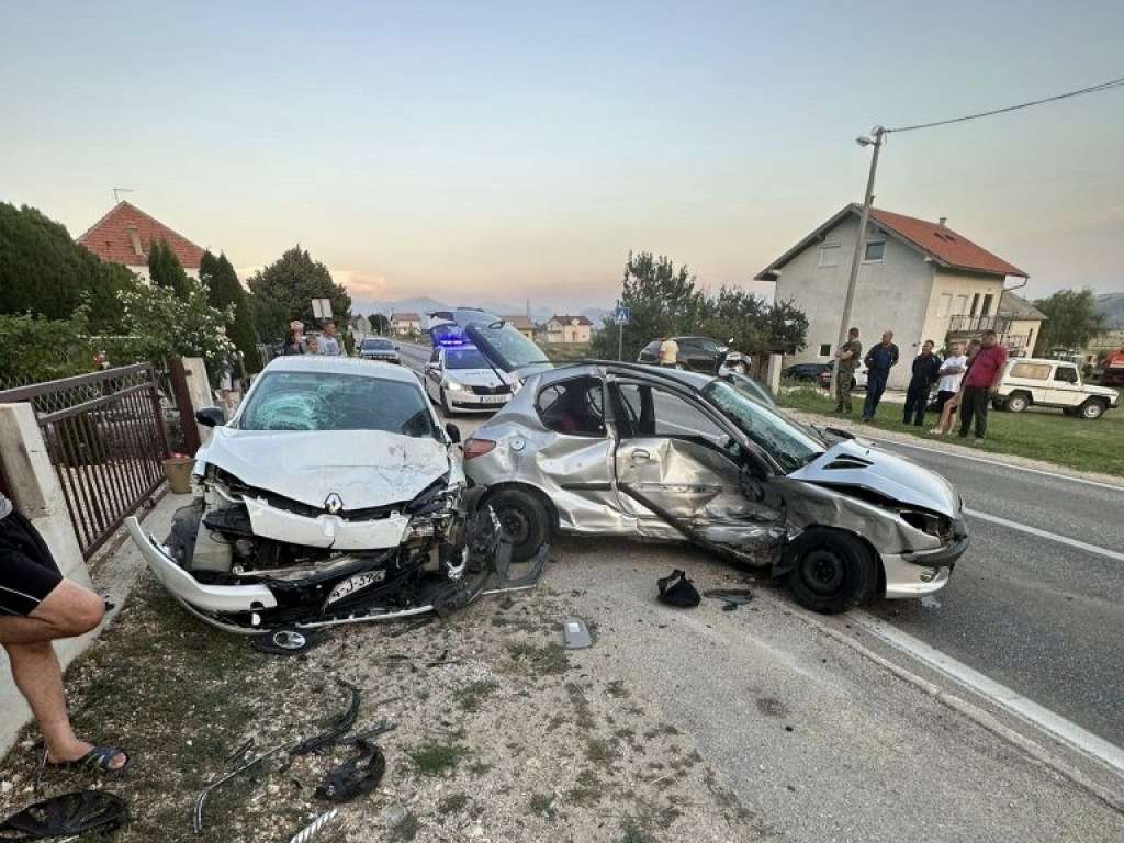 U saobraćajnoj nezgodi kod Zenice jedna osoba teže povrijeđena