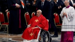 Papa na misu stigao u invalidskim kolicima