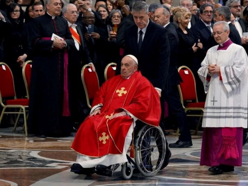 Papa na misu stigao u invalidskim kolicima