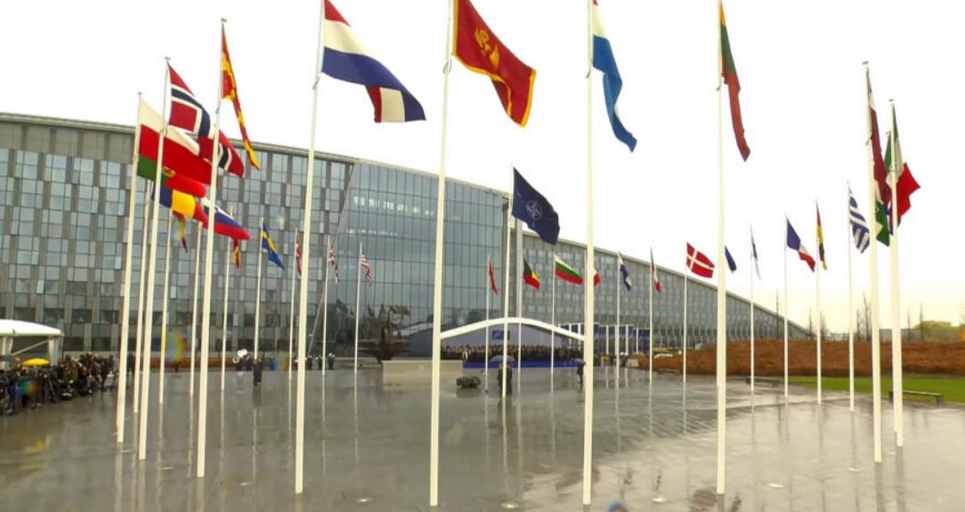 Švedska zastava podignuta u sjedištu NATO-a
