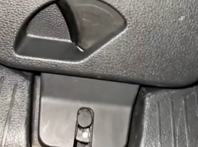 Ima li vaš automobil ovo tajno dugme? Može vam spasiti život u hitnim situacijama