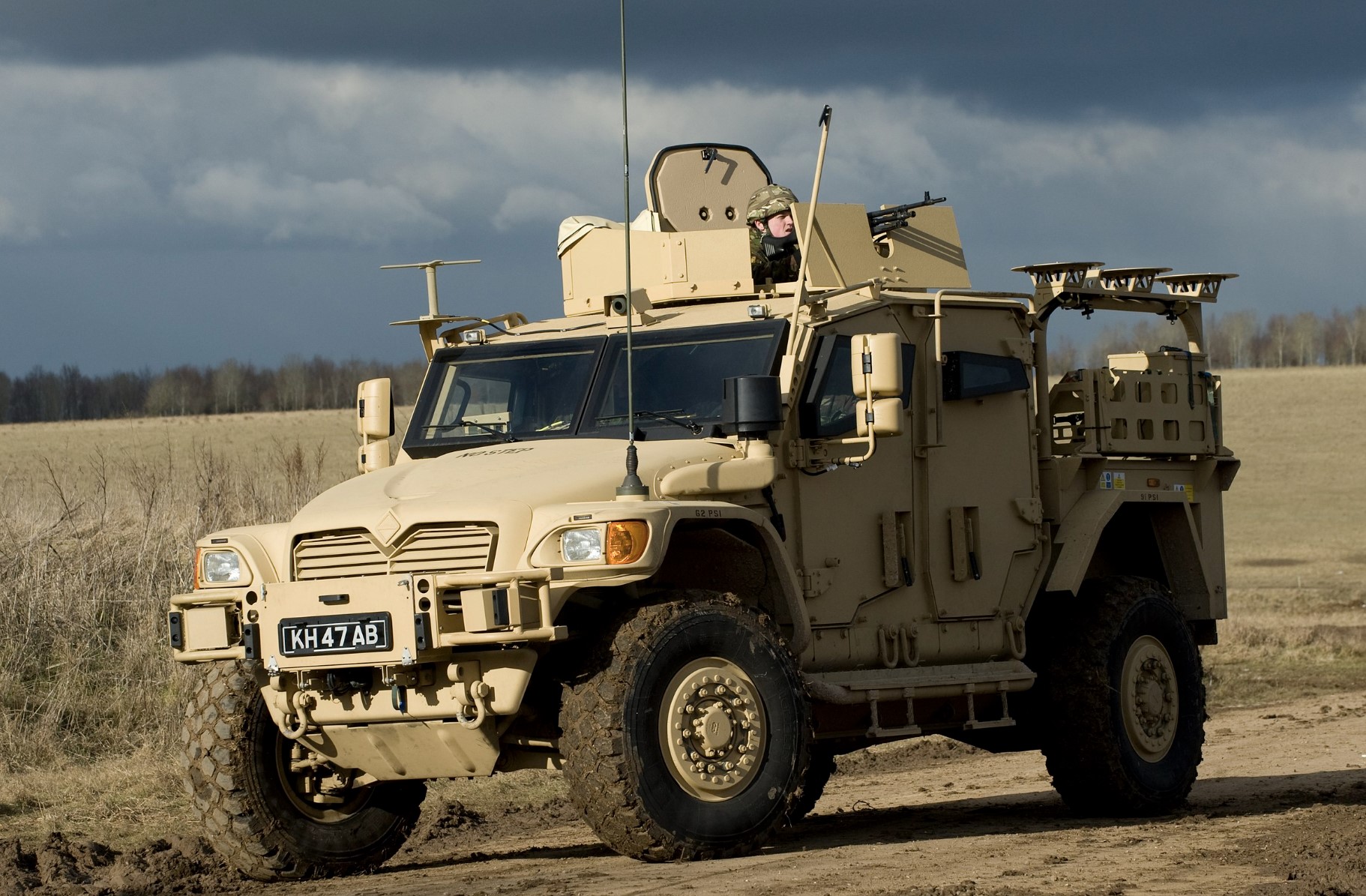 Velika Britanija u Ukrajinu šalje najveći paket vojne pomoći: Čak 400 vozila!