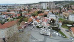 "Proljeće u Tuzli": Na Trgu slobode postavljen panoramski točak, atrakcija za sve generacije