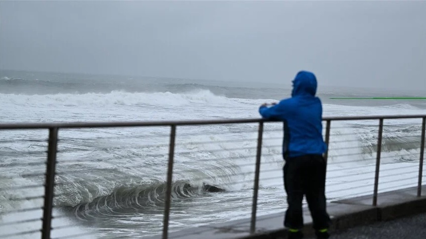 Češki turista poginuo padom u more dok je fotografisao ogromne talase