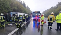 Užas u Njemačkoj: Prevrnuo se autobus, povrijeđeno 27 učenika