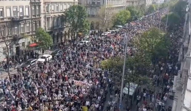 Deseci hiljada ljudi izašli na ulice Budimpešte, protestuju protiv Orbana