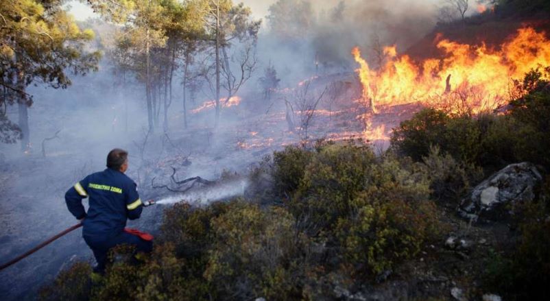 Bjesni požar na grčkom otoku Kritu, vlasti naredile evakuaciju