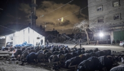 Ramazan u Gazi: Palestinci na ruševinama džamije obilježili noć Lejletul-kadr