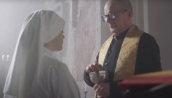 Predmet osuda: Italijani traže zabranu reklame u kojoj svećenik čipsom pričešćuje časnu sestru