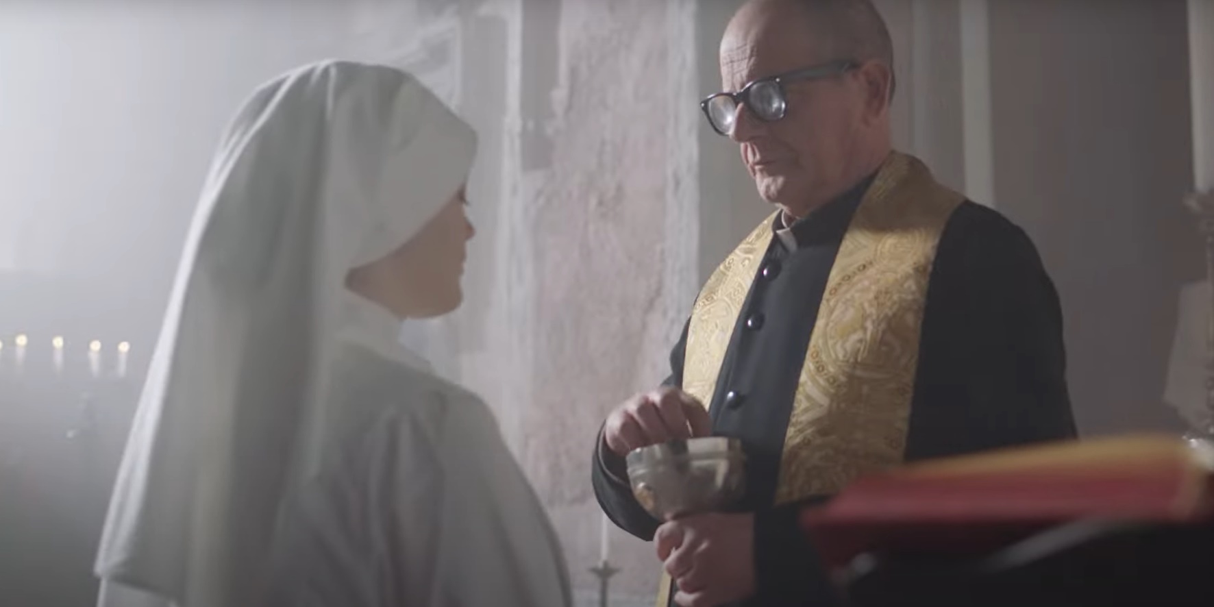 Predmet osuda: Italijani traže zabranu reklame u kojoj svećenik čipsom pričešćuje časnu sestru
