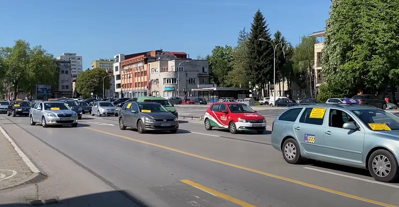 Protest taksista u Banjoj Luci zbog rezolucije o Srebrenici